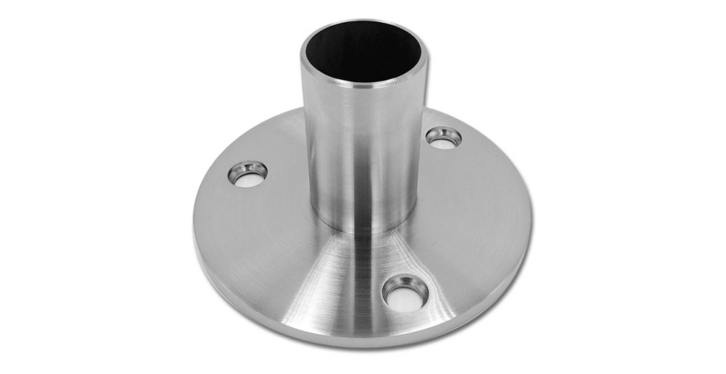 Détail système de fixation platine aluminium pour auvent photovoltaïque sur façade crépie